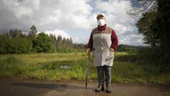 Una vecina de Abell�, en Frades, pasea con mascarilla