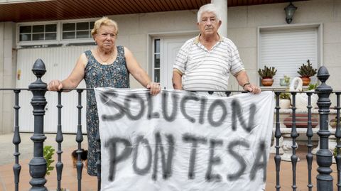 Margarita y Enrique, de 81 y 82 años, dos de los vecinos que sufren el mal olor y la plaga de mosquitos atribuida al incendio de la nave de Pontesa.