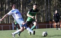 El sportinguista Braulio y Dani Casal en el encuentro Zas-Baíñas en el campo San Andrés. 
