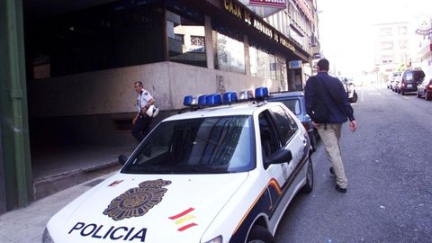 Coche de polic�a aparcado frente a una sucursal de banco en Mar�n en la que hicieron un butr�n