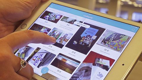 Imagen de archivo de una persona utilizando la app de Wallapop.