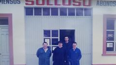 A la derecha, Javier Solloso hijo con sus empleados y un actor vestido como el cura del anuncio Fertim�n