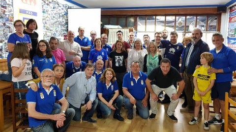 Pompei Pe�a Azul Olivares Real Oviedo.Pompei, en el centro, durante su visita a la Pe�a Azul Olivares