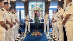 Momento de la recepci�n a los alumnos de la Escuela Naval en el Concello de Mar�n
