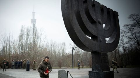 Zelenski, en el monumento a la vctimas de la masacre de judis de Babiy Yar durante la ocupacin nazi de Ucrania.