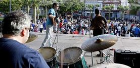 El grupo MalaVida fue el encargado de iniciar el acto de protesta celebrado por la tarde en la plaza do Concello de Carballo.