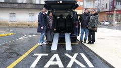 La delegada de la Xunta en A Coru�a, Bel�n do Campo, junto al alcalde de Porto do Son, Lu�s Oujo, visit� a unos taxistas sonenses beneficiarios de una ayuda para un veh�culo adaptado