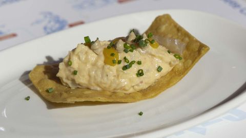 Tapa «Bonito, millo e langostinos» del chef Álex Ferreiro de O Sendeiro, con la que ganó la última edición de Santiago(é)tapas y de Mellor Cocineiro de Tapas de Galicia.