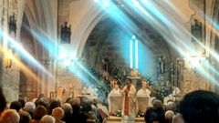 El obispo de Mondo�edo-Ferrol, Fernando Garc�a Cadi�anos, en el centro de la imagen, durante una celebraci�n de la Eucarist�a en la iglesia de San Nicol�s de Neda.