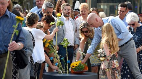 Ofrenda floral en el mosaico de Joan Mir de La Rambla de Barcelona.