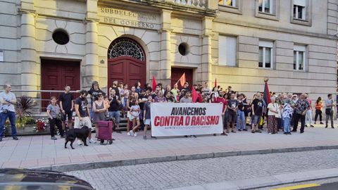 Concentraci�n en la Subdelegaci�n de Ourense contra el racismo.