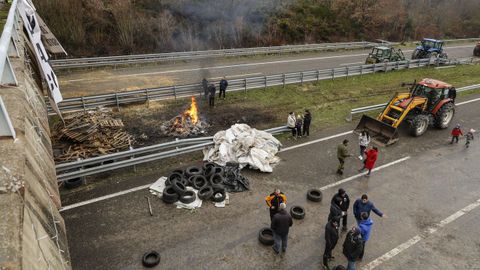 Tractores cortando la A-52 en Xinzo de Limia