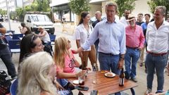 Alberto N��ez Feijoo, este jueves en Pontevedra haciendo un tramo del Camino de Santiago