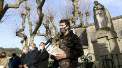 En Padr�n, estudantes do IES Camilo Jos� Cela leron versos de Rosal�a tras a ofrenda floral.