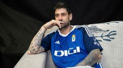 Melendi, con la nueva camiseta del Real Oviedo