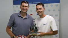 Alejandro Dorado, recibe el presente de Afiador, de manos de su presidente Roberto Gonz�lez