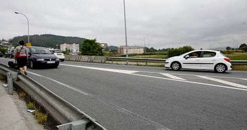 Uno de los nuevos viales propuestos conectar�a la rotonda de As Correntes (en primer plano) con el nudo de la autopista (al fondo). 