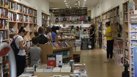 Foto de archivo de una librería durante la campaña del regalo de un libro a jóvenes ourensanos.