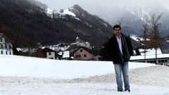 Manuel Figueroa, presidente del centro espa�ol, en un paraje cerca de Vaduz