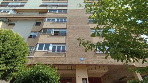 Vista del n�mero 12 de la calle Juan de Valladolid este domingo, donde un ni�o de 13 meses cay� el pasado s�bado desde un segundo piso. El beb� se encuentra ingresado grave en el hospital Cl�nico de la ciudad.