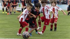 Partido de biberones disputado este viernes en uno de los campos habilitados en O Roxo do Pi�eiro.