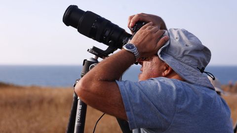 Personas mirando al sol desde la zona de la Torre a trav�s de los telescopios