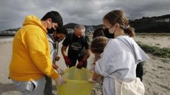 Alumnos del instituto Mar�a Sarmiento de Viveiro recogiendo residuos en la playa