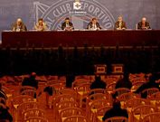 El polideportivo del colegio Santa Mar�a del Mar acoger� la junta de accionistas del Deportivo.