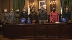Representantes del Concello de Ribeira, Ambar, Amicos y A Creba en una recepci�n