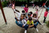 El parque del colegio Rosal�a de Castro se cubrir� con c�sped artificial durante este verano. 