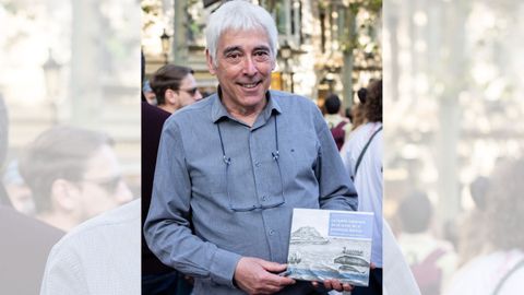 Alex Aguilar, con un ejemplar del libro