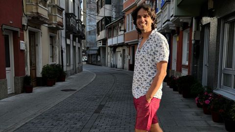 Jacob Santana Neira, director de cine, paseando por Sada, donde compró una casa.