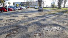 Casi un centenar de baches se distribuyen por un recinto que oficialmente es zona verde, no aparcamiento.