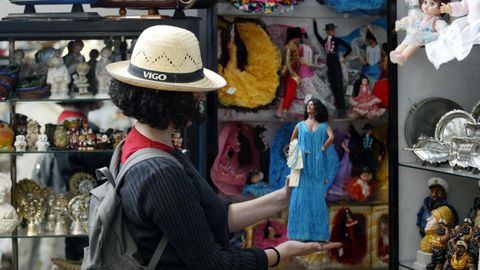 Imagen de archivo de una turista en una tienda