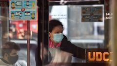 Una usuaria del transporte p�blica de A Coru�a, con mascarilla en el momento de subir al autob�s