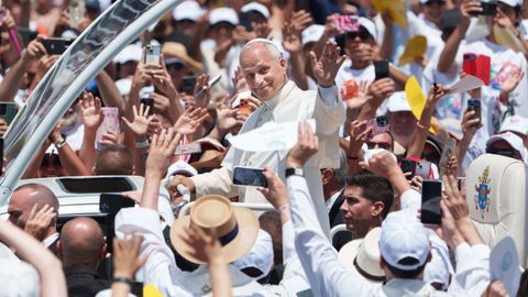 Miles de personas recibieron este viernes al papa Le�n XIV en el puerto de Santa Cruz de Tenerife.