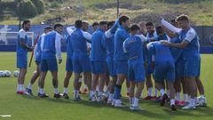 No� Carrillo , siendo felicitado por sus compa�eros de equipo