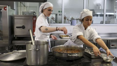 Alumnado del CIFP Compostela aprendiendo t�cnicas de cocina