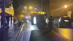 El coche acab� volcado sobre la calzada de la calle Rosal�a de Castro