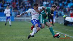 Carlos Hernández disputa un balón con Pombo