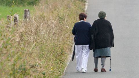 Imagen de archivo de una cuidadora del servicio de ayuda en el hogar acompa�ando a una usuaria
