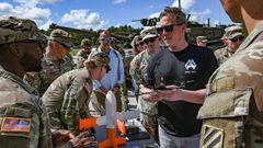 Trump apodaba a Dan Driscoll el �tipo de los drones�, en la foto con uno de estos aparatos este verano