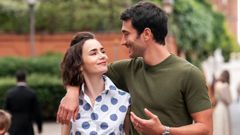 Lily Collins yEugenio Franceschini en una escena de Emily in Paris