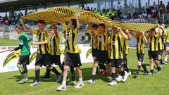 Salida al campo ayer del equipo organizador, el CD Ribadumia, durante la ceremonia de desfile de los 54 conjuntos participantes en la Copa Ribadumia Clae Viajes Sub-10.