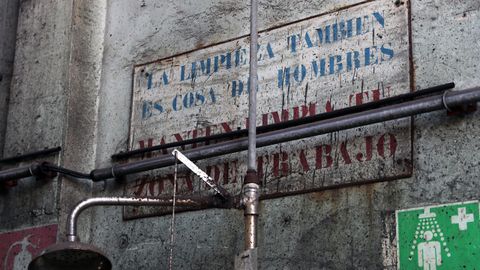 Vista de las antiguas bater�as de ArcelorMittal de Avil�s, construidas en diferentes fases en los a�os 1965 y 1978, afrontan sus �ltimos d�as, previos a su definitiva demolici�n, para dar paso al desarrollo de una nueva industria en un enclave estrat�gicamente privilegiado.