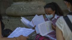 Estudiantes repasando los apuntes para los �ltimos ex�menes de selectividad en la Facultade de Qu�mica de Santiago