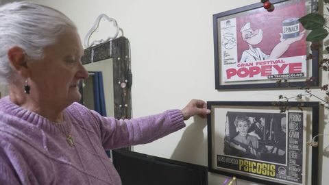 Mari Varela, hija del que fue durante casi 30 años proyectista del Cine Capitol, atesora carteles y afiches de películas antiguos