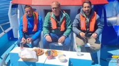 Trabajadores del mar de Muros, a bordo del Playa de Sanxenxo, durante sus horas pr�cticas del curso de Pesca Turismo