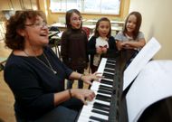 Miriam Fern�ndez, la directora del coro, con tres de sus alumnas: Blanca, Ainara y Sara. 
