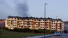 Vista del humo en la urbanizaci�n de Costa Nariga, ayer por la tarde.